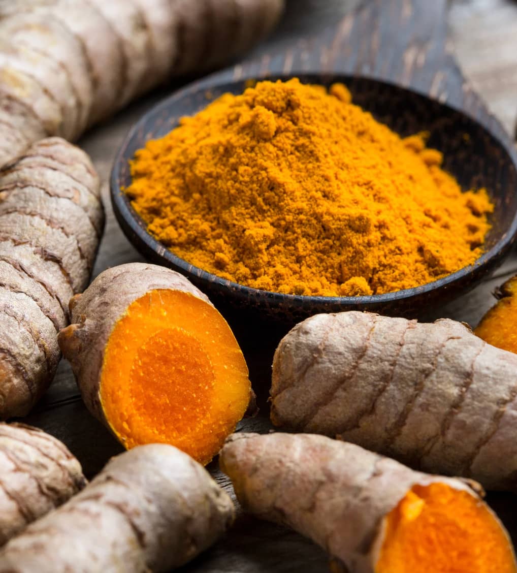 Curcuma entier et en poudre.